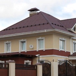 Отделка коттеджа в Старом Осколе. Нанесение короеда, мозаичной декоративной штукатурки, монтаж лепного декора.