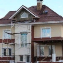 Отделка коттеджа в Старом Осколе. Нанесение короеда, мозаичной декоративной штукатурки, монтаж лепного декора.