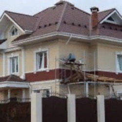 Отделка коттеджа в Старом Осколе. Нанесение короеда, мозаичной декоративной штукатурки, монтаж лепного декора.