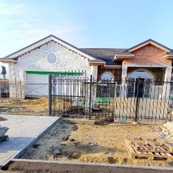 Утепление минватой по системе вентфасад, монтаж дранки (шинделя)Монтаж лепного декора.