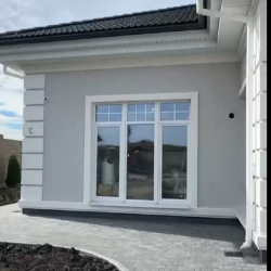 Утепление, отделка коттеджа в Отрадном.Утепление, декоративная штукатурка, отделка цоколя, Монтаж лепного декора.